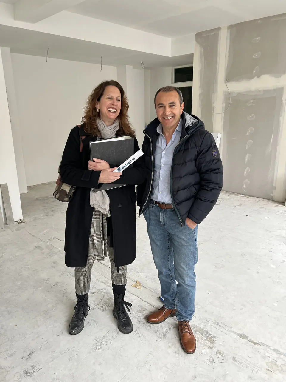 Beratung auf der Baustelle: Hasan Öztürk mit einer Kundin