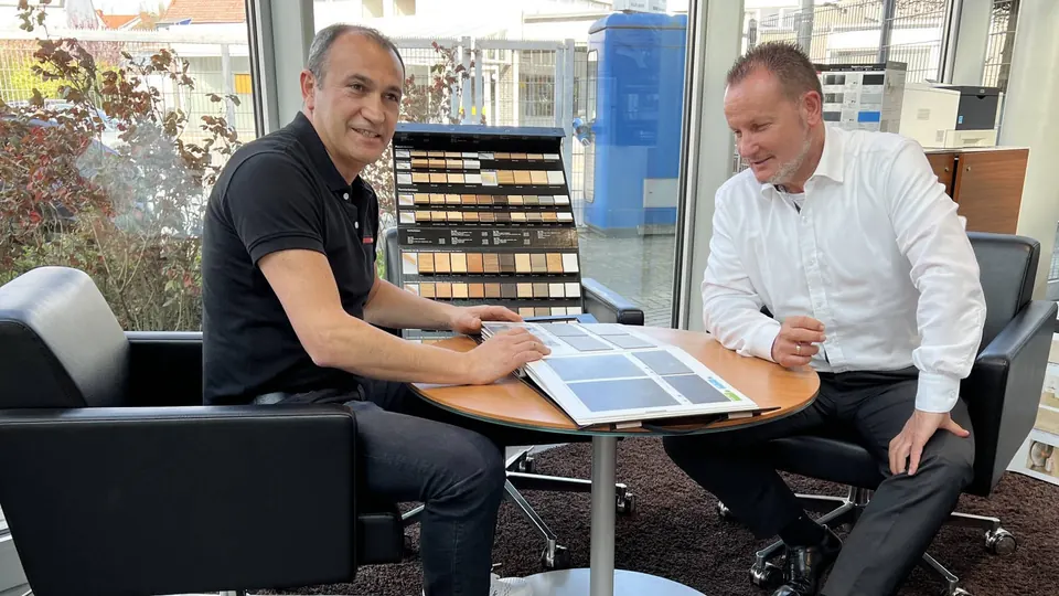 Farb- und Materialberatung mit Mustern am Tisch