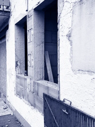 Außenmauer mit neu gemauerten Fensteröffnungen