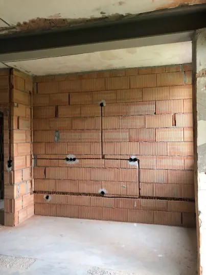 Gemauerte Wand mit Schlitzen für Leitungen