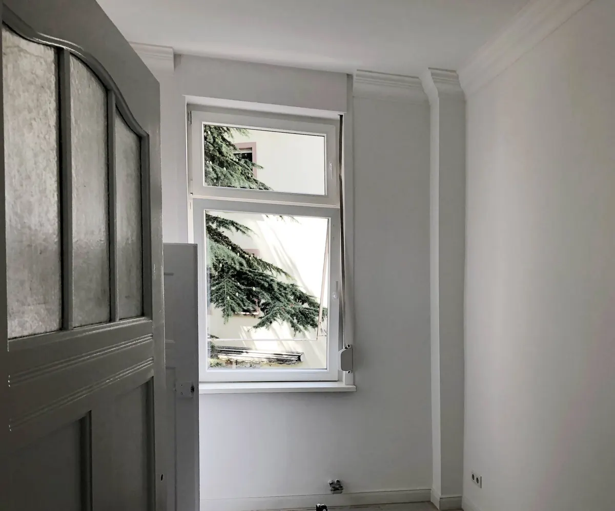 Bornheim, Zimmer mit Glastür