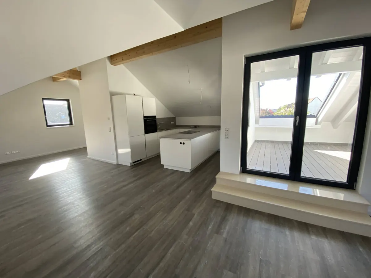 Sanierter Wohnbereich im Dachgeschoss mit Küche und Dachterrasse